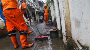 Banjir Kuningan Barat Surut, Pasukan Oranye Sibuk Bersihkan Lumpur