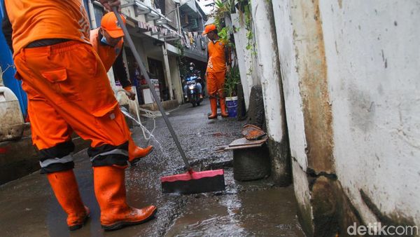 Banjir Kuningan Barat Surut, Pasukan Oranye Sibuk Bersihkan Lumpur