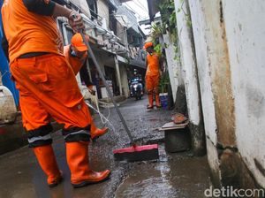 Banjir Kuningan Barat Surut, Pasukan Oranye Sibuk Bersihkan Lumpur
