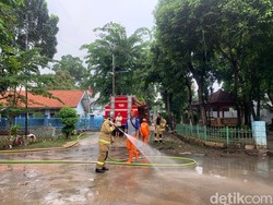 Damkar Semprot Lumpur Sisa Banjir di Pondok Karya Mampang Jaksel
