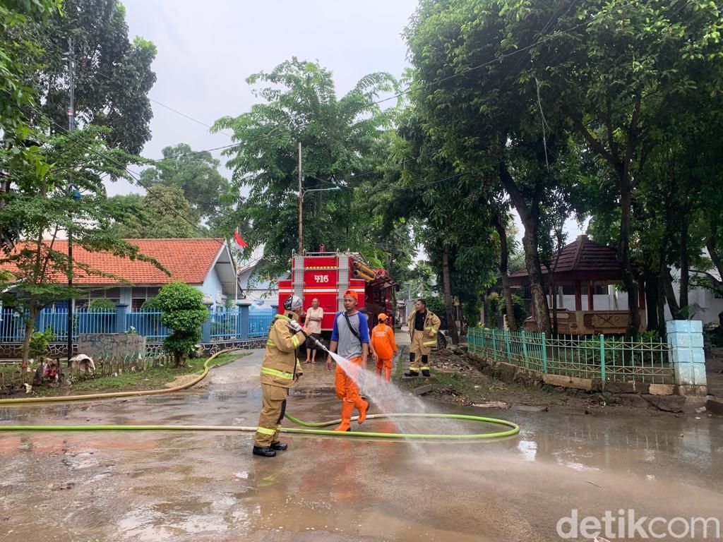 Damkar Semprot Lumpur Sisa Banjir di Pondok Karya Mampang Jaksel Damkar Semprot Lumpur Sisa Banjir di Pondok Karya Mampang Jaksel