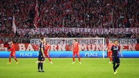 Spanduk dukungan untuk Aremania dibentangkan oleh suporter Bayern sebelum laga Bayern melawan Viktoria Plzen di ajang Liga Champions. Mereka mengkritisi tindakan polisi yang menembak gas air mata ke arah tribune. Lebih dari 100 orang dibunuh oleh polisi. Ingatlah para korban tewas di Kanjuruhan! begitu bunyi spanduk yang ditampilkan suporter Bayern. Getty Images/Adam Pretty