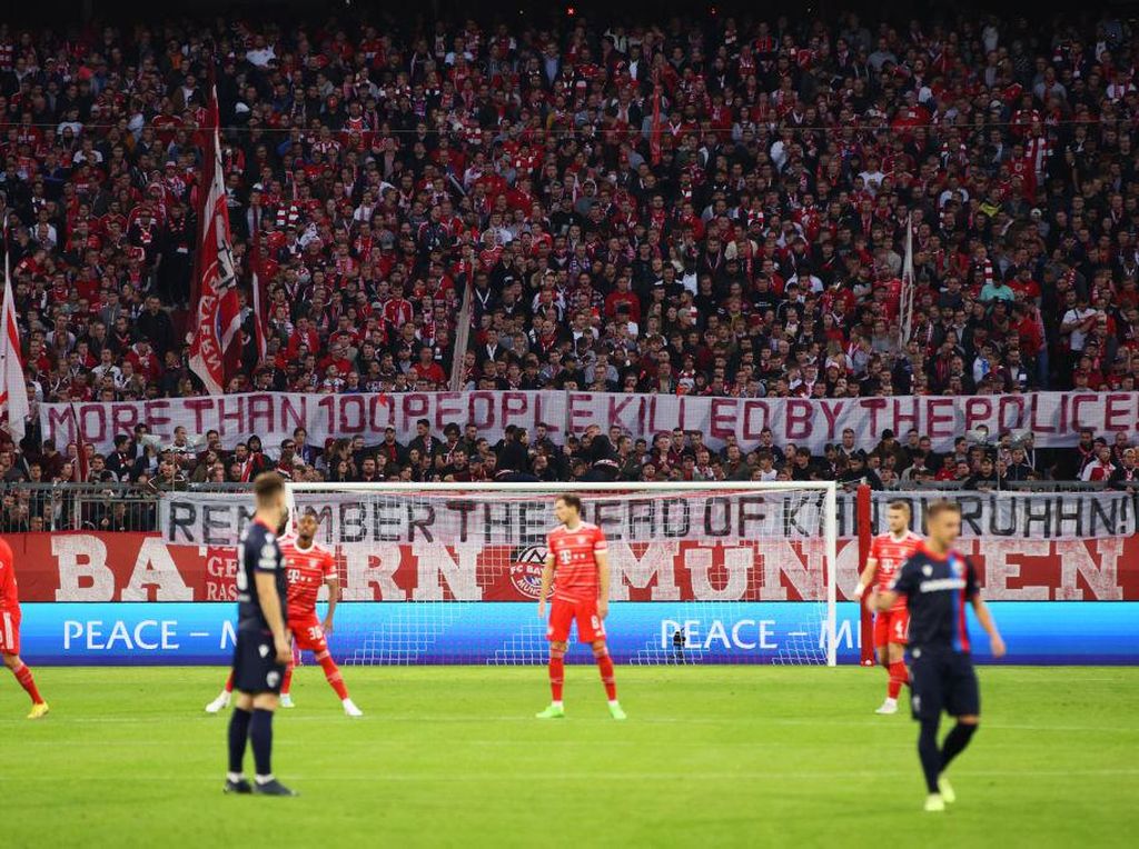 Pesan Menohok Fans Bayern Munich yang Sindir Polisi soal Tragedi Kanjuruhan Pesan Menohok Fans Bayern Munich yang Sindir Polisi soal Tragedi Kanjuruhan