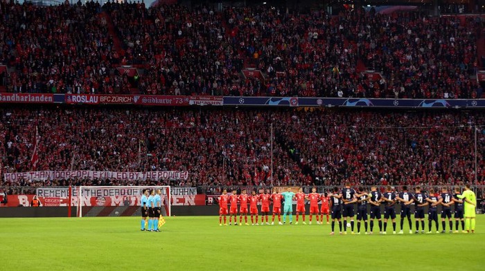 Bayern Munich MUNICH, GERMANY - OCTOBER 04: Players, staff, officials and fans take part in a moment of silence in memory of the victims of the tragic events at Kanjuruhan Stadium in Indonesia prior to the UEFA Champions League group C match between FC Bayern München and Viktoria Plzen at Allianz Arena on October 04, 2022 in Munich, Germany. (Photo by Adam Pretty/Getty Images)