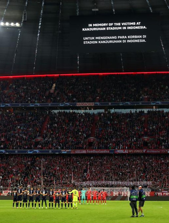 Bayern Munich MUNICH, GERMANY - OCTOBER 04: Players, staff, officials and fans take part in a moment of silence in memory of the victims of the tragic events at Kanjuruhan Stadium in Indonesia prior to the UEFA Champions League group C match between FC Bayern München and Viktoria Plzen at Allianz Arena on October 04, 2022 in Munich, Germany. (Photo by Alexander Hassenstein/Getty Images)