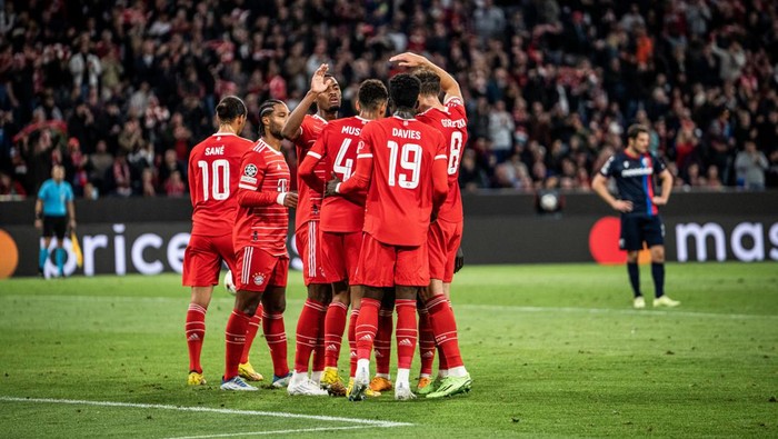 MUNICH, GERMANY - OCTOBER 04: The Team of FC Bayern München celebrate the goal during the UEFA Champions League group C match between FC Bayern München and Viktoria Plzen at Allianz Arena on October 04, 2022 in Munich, Germany. (Photo by S. Mellar/FC Bayern via Getty Images)