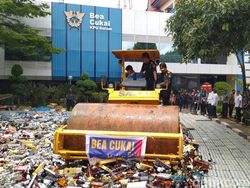 Pemusnahan Rokok hingga Miras Ilegal Senilai Rp 10,1 M di Batam