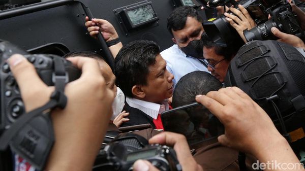 Berompi Tahanan, Ini Momen Ferdy Sambo Keluar Kejagung