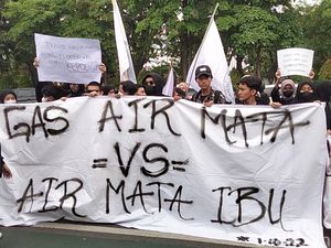 Mahasiswa Demo Tragedi Kanjuruhan di Polda Jatim, Tuntut Kapolda Dicopot Mahasiswa Demo Tragedi Kanjuruhan di Polda Jatim, Tuntut Kapolda Dicopot