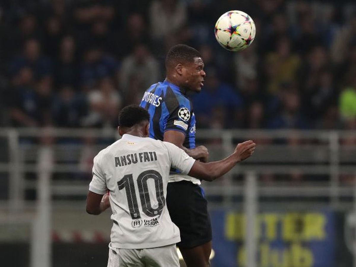 Denzel Dumfries (kanan) berduel dengan Ansu Fati. Foto: Inter via Getty Images/Emilio Andreoli - Inter