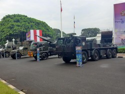 Deretan Alutsista Mejeng di Depan Istana Saat HUT TNI, Ada Meriam-Roket