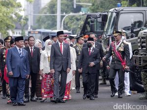Didampingi Panglima, Jokowi Tinjau Deretan Alutsista TNI