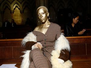 7 Penampilan Doja Cat Pakai Cat Emas di Wajah, Disebut Jelek oleh Netizen