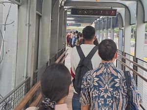 Penumpang TransJ Halte GBK Antre Panjang hingga JPO Imbas Sistem Baru