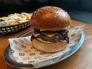 Empuk Juicy! 5 Burger Premium Ini Cocok Buat Makan Siang di Tanggal Muda Empuk Juicy! 5 Burger Premium Ini Cocok Buat Makan Siang di Tanggal Muda