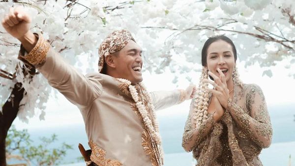 Potret Kebahagiaan Estelle Linden Dipinang Pang Xue Kai