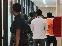 Ferdy Sambo-Istri Pakai Baju Tahanan Saat Tiba di Bareskrim