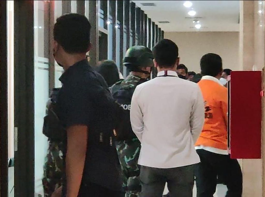 Ferdy Sambo dan Putri Jalani Tes Kesehatan Jelang Diserahkan ke Jaksa Ferdy Sambo dan Putri Jalani Tes Kesehatan Jelang Diserahkan ke Jaksa