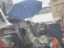 Momen Ferdy Sambo dan Istri Dipayungi Brimob saat Tiba di Kejagung