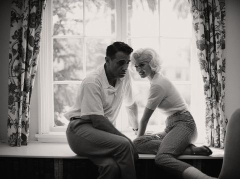 Film Blonde (2022) Blonde. L to R: Bobby Cannavale as The Ex-Athlete & Ana de Armas as Marilyn Monroe. Cr. Netflix © 2022