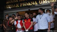 Foto-foto Bharada E hingga Bripka RR di Kejagung