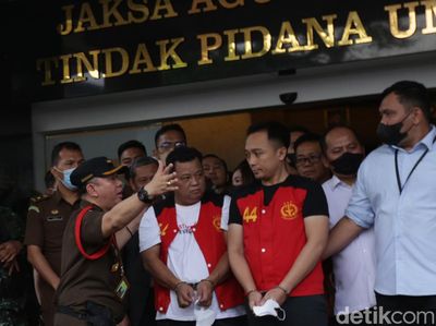 Foto-foto Bharada E hingga Bripka RR di Kejagung