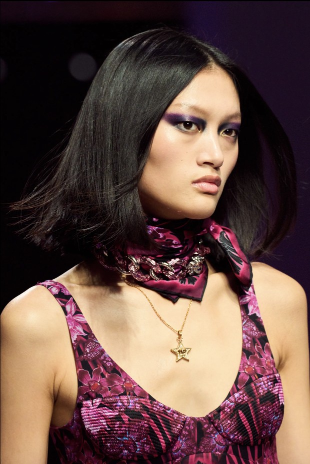 Smokey eyes ungu pada Versace/