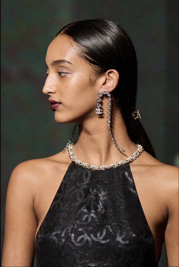 Sleek hair yang dijepit dibelakang pada Chanel/