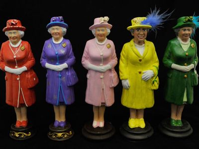 Melihat Miniatur Patung Ratu Elizabeth II Buatan Perajin Italia