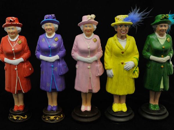 Melihat Miniatur Patung Ratu Elizabeth II Buatan Perajin Italia