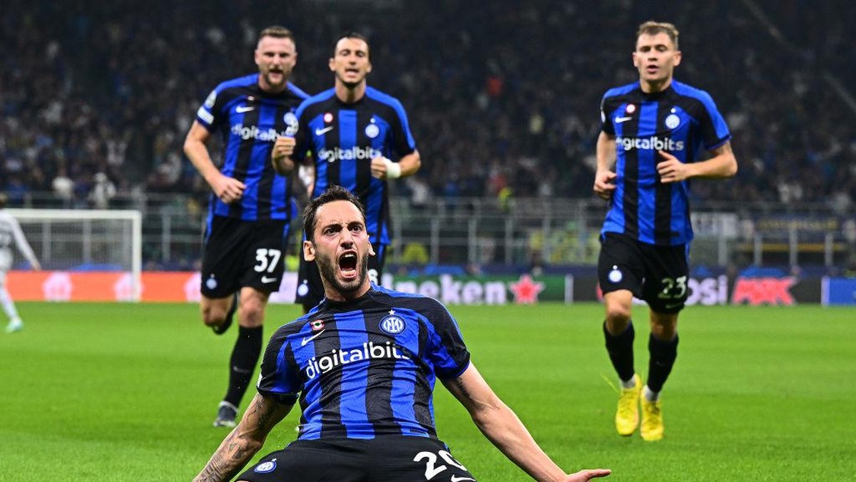 Hakan Calhanoglu berharap Inter Milan bisa bangkit usai kalahkan Barcelona (Inter via Getty Images/Mattia Ozbot - Inter)