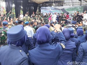Keseruan HUT ke-77 TNI di Kodam IV/Diponegoro, Prajurit Bergoyang Bersama