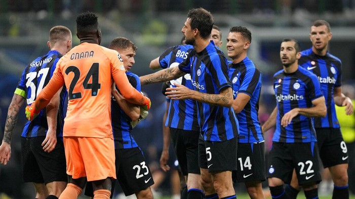 Inter Milans players celebrate their victory at the end of the Champions League group C soccer match between Inter Milan and Barcelona at the San Siro stadium in Milan, Italy, Tuesday, Oct. 4, 2022. (AP Photo/Antonio Calanni)