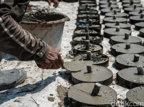Intip Pembuatan Batu Rumpon Khas Kampung Bengek Muara Baru
