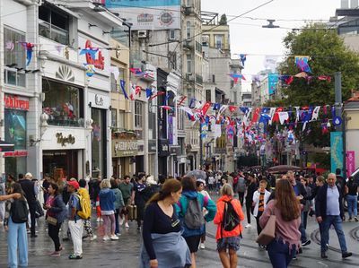 Penampakan Turis yang Hidupkan Lagi Jalanan Istanbul