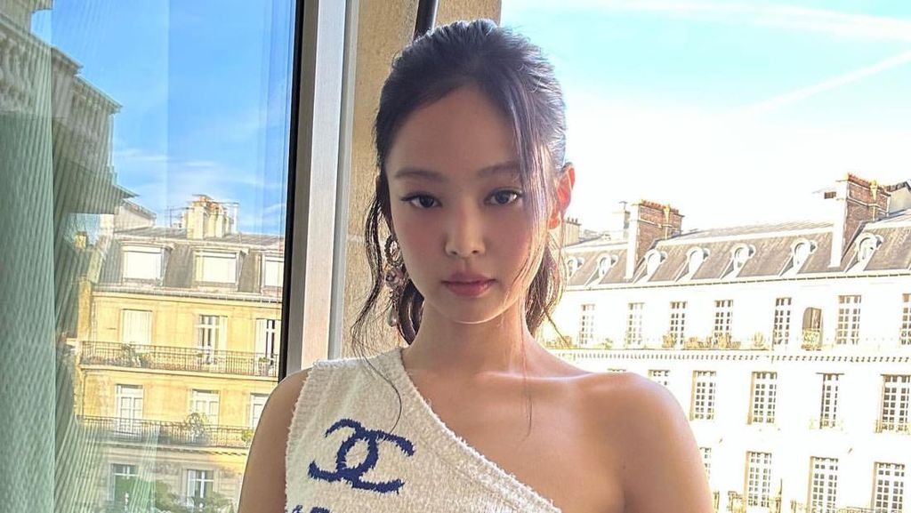 7 Gaya Jennie BLACKPINK di Paris Fashion Week, Disebut Netizen Pakai Handuk