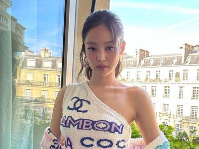 Anggunnya Jennie BLACKPINK Pakai Gaun Handuk di Paris Fashion Week