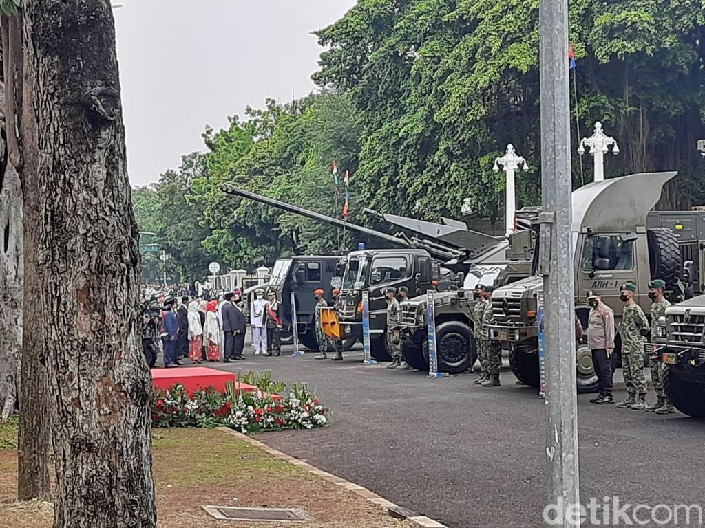 Jokowi Tinjau Alutsista TNI di Depan Istana, Didampingi Prabowo-Andika