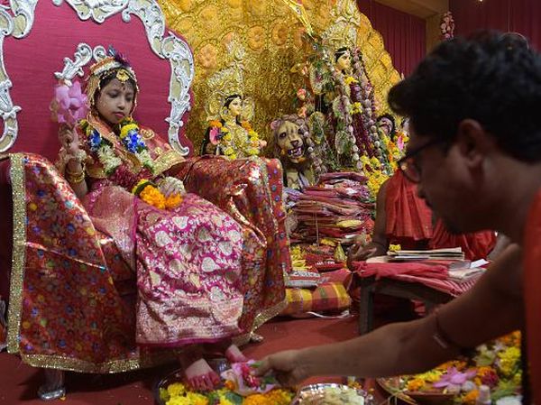 Kala Anak Gadis India Disembah Bak Dewi Durga