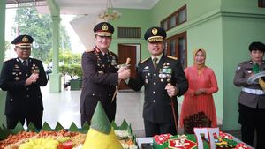 Kapolda Riau Beri Kejutan Danrem Wira Bima di HUT TNI