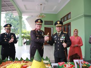 Kapolda Riau Beri Kejutan Danrem Wira Bima di HUT TNI