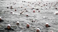 Keren! 8.887 Prajurit TNI Lakukan Aksi Mengapung di Laut