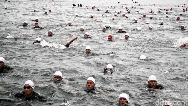 Keren! 8.887 Prajurit TNI Lakukan Aksi Mengapung di Laut