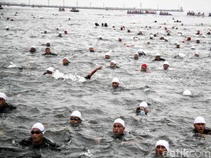 Keren! 8.887 Prajurit TNI Lakukan Aksi Mengapung di Laut