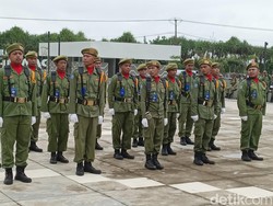 Ratusan Anggota Linmas Pangandaran Adu Baris Berbaris di HUT TNI