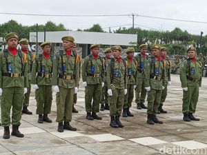 Ratusan Anggota Linmas Pangandaran Adu Baris Berbaris di HUT TNI Ratusan Anggota Linmas Pangandaran Adu Baris Berbaris di HUT TNI