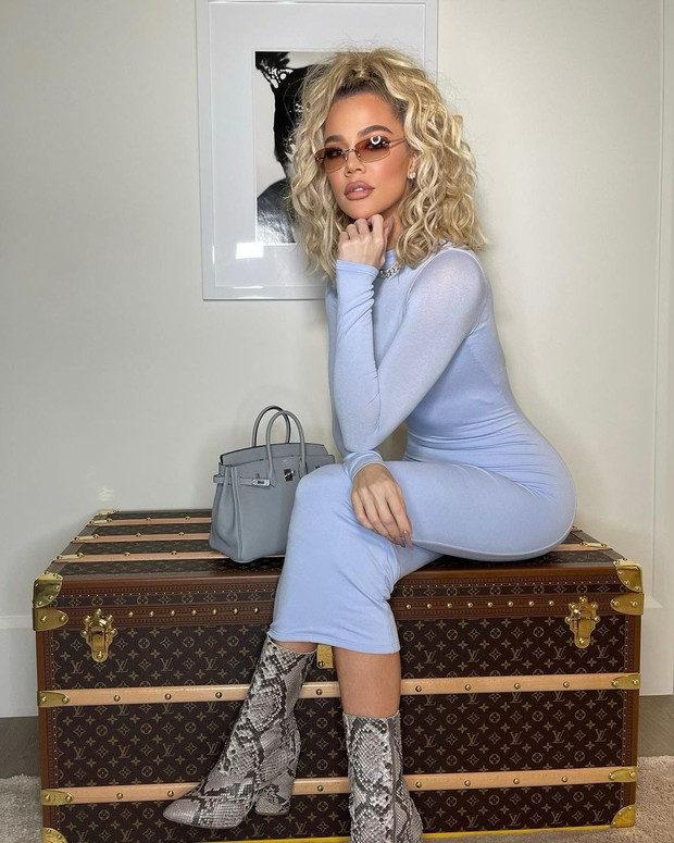 Khloe Kardashian/Foto : instagram.com/khloekardashian Khloe Kardashian dengan salah satu koleksi tas Hermes