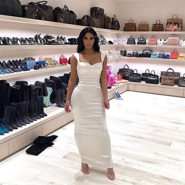 Kim Kardashian/Foto : instagram.com/kardashiankloset Kim Kardashian memamerkan klosetnya yang berisi koleksi tas dan sepatu branded