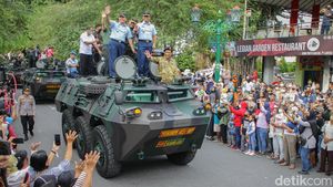 Meriahnya Kirab Drumband HUT TNI ke-77 di Malioboro Jogja