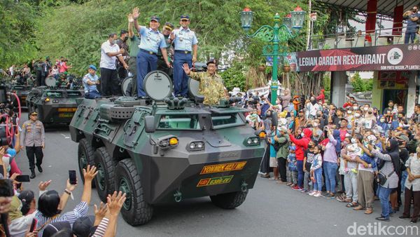 Meriahnya Kirab Drumband HUT TNI ke-77 di Malioboro Jogja